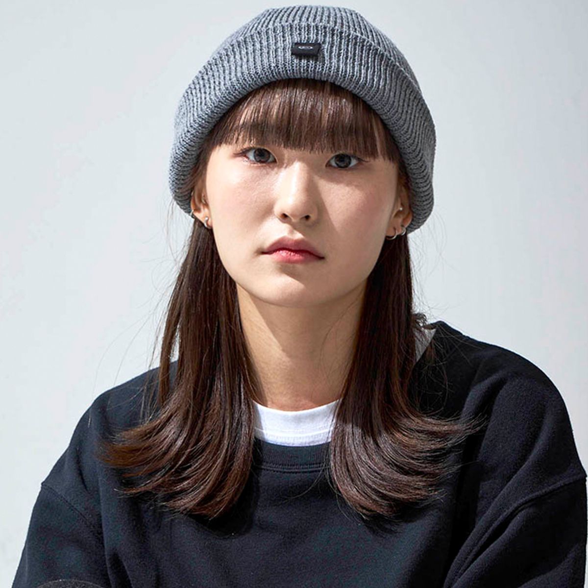 어퍼스트로피 콤마(APOSTROPHE COMMA) 하프폴드  BK 라벨 숏 비니 (그레이)