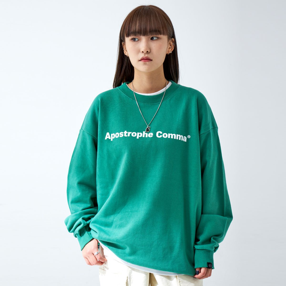 어퍼스트로피 콤마(APOSTROPHE COMMA) 베이직 풀 네임 로고 스웨트셔츠 (그린/화이트)