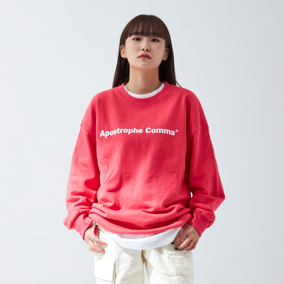 어퍼스트로피 콤마(APOSTROPHE COMMA) 베이직 풀 네임 로고 스웨트셔츠 (핫핑크/화이트)