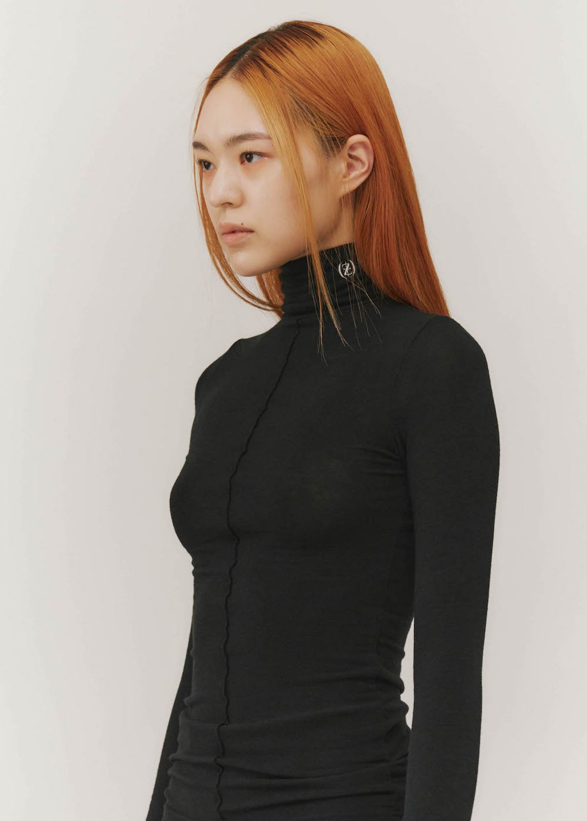 젤로티스(ZELOTIS) [Turtle necK] 슬림핏 목폴라 - 자수 터틀넥 긴팔티  (Black)