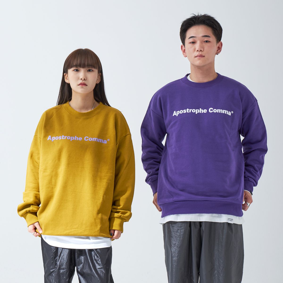 어퍼스트로피 콤마(APOSTROPHE COMMA) 베이직 풀 네임 로고 스웨트셔츠 (퍼플/화이트)