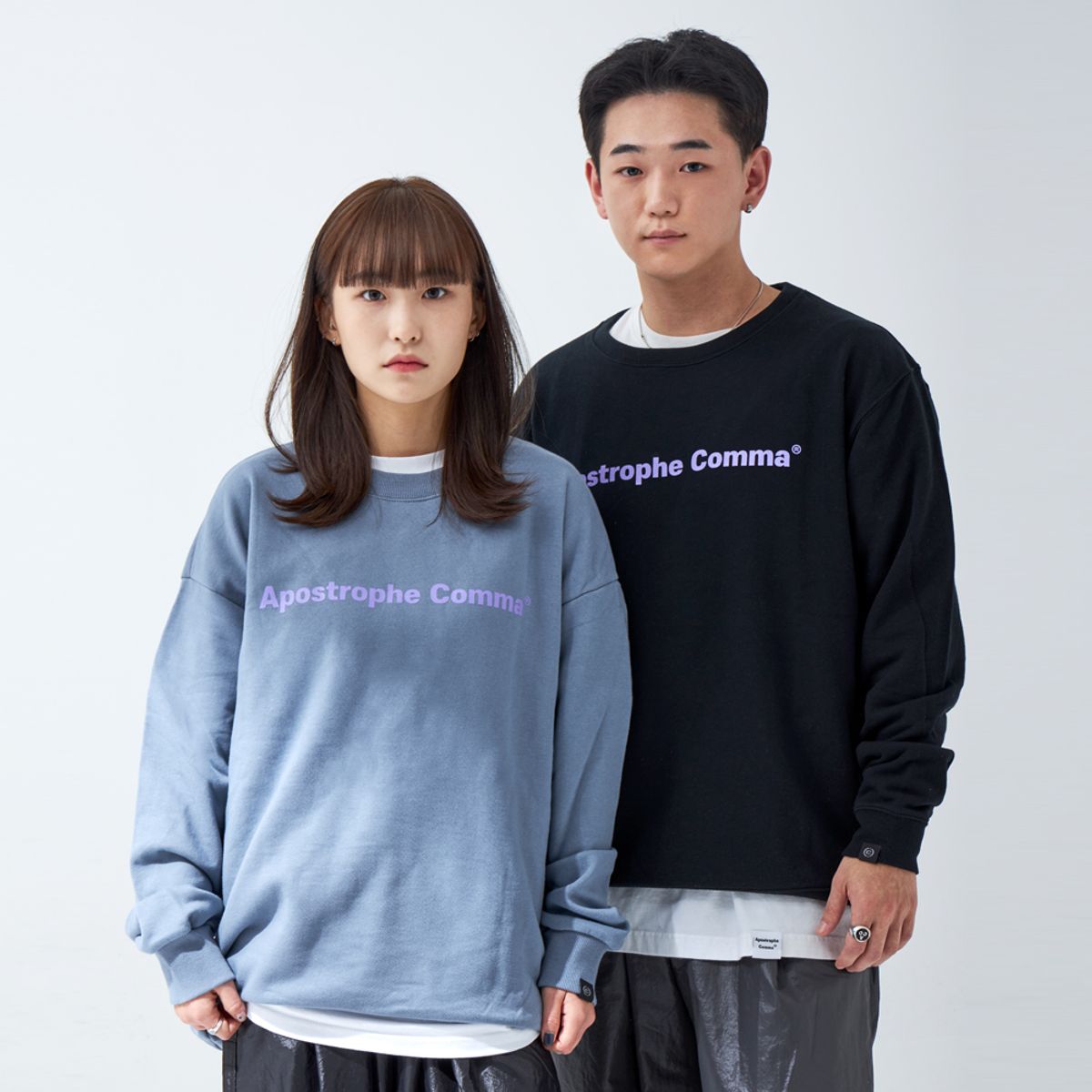 어퍼스트로피 콤마(APOSTROPHE COMMA) 베이직 풀 네임 로고 스웨트셔츠 (블랙/퍼플)