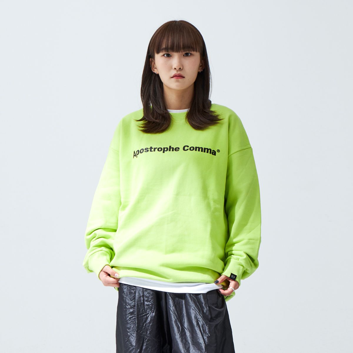 어퍼스트로피 콤마(APOSTROPHE COMMA) 베이직 풀 네임 로고 스웨트셔츠 (라임/블랙)