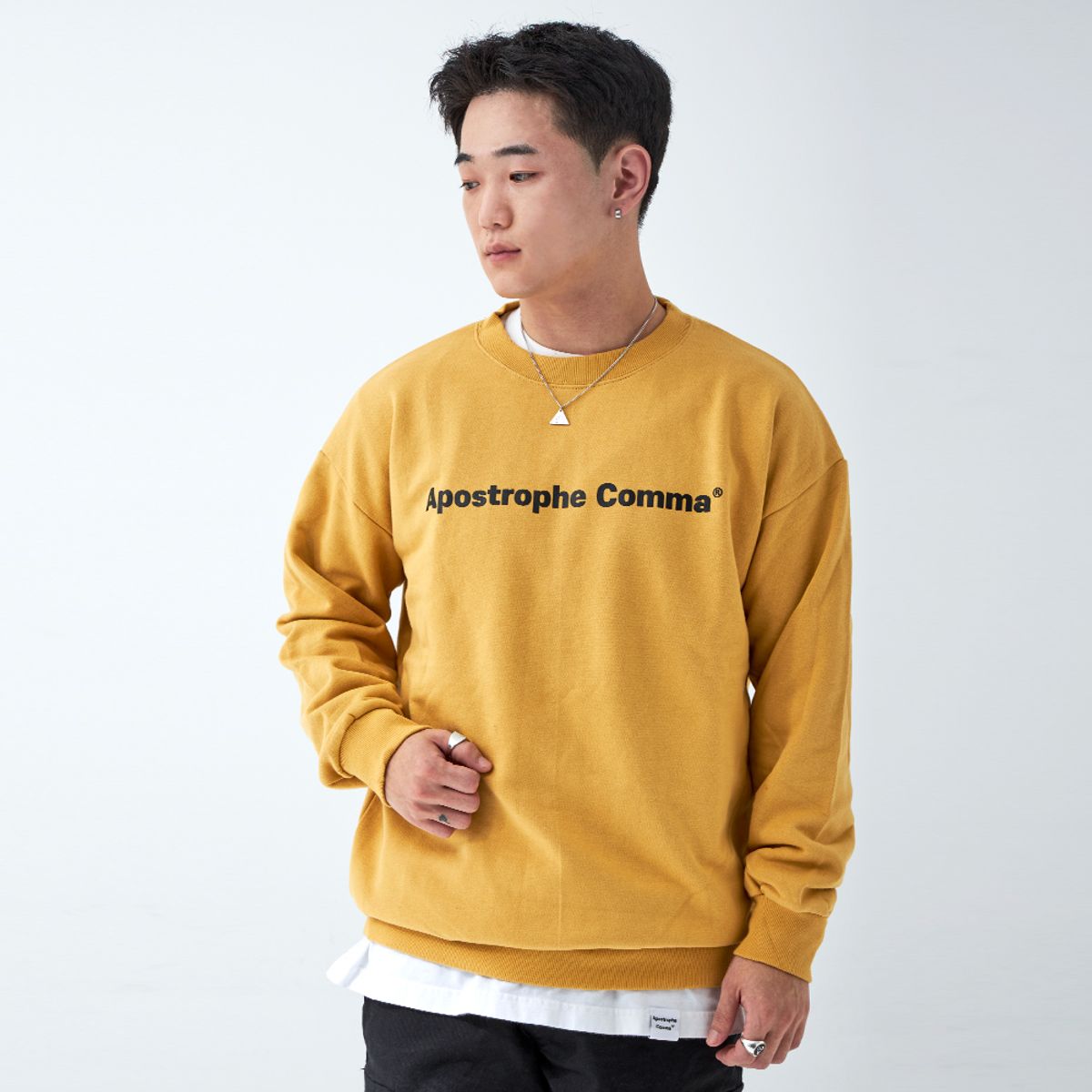 어퍼스트로피 콤마(APOSTROPHE COMMA) 베이직 풀 네임 로고 스웨트셔츠 (옐로우/블랙)