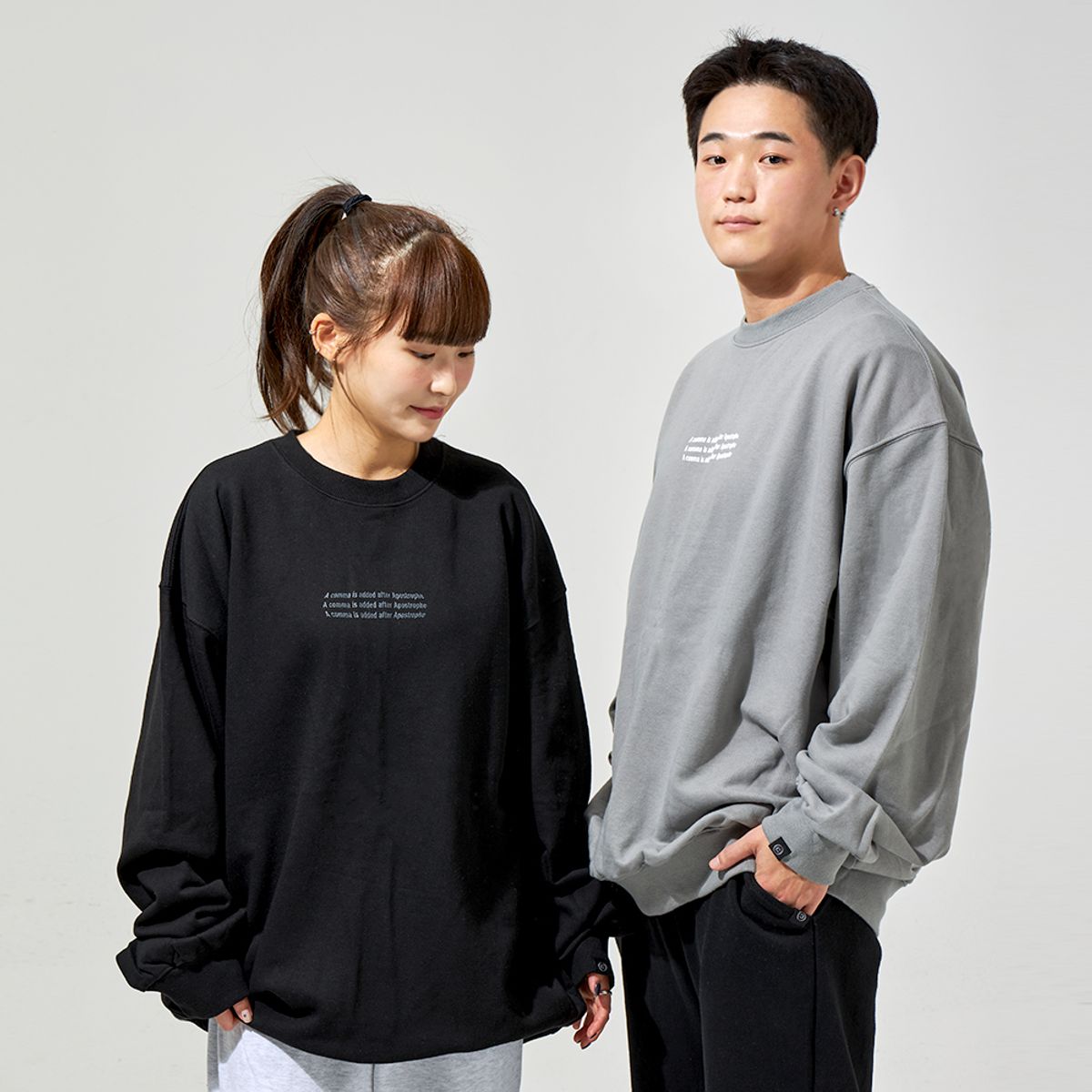 어퍼스트로피 콤마(APOSTROPHE COMMA) CONVEX 센터 로고 스웨트셔츠 (블랙/챠콜)
