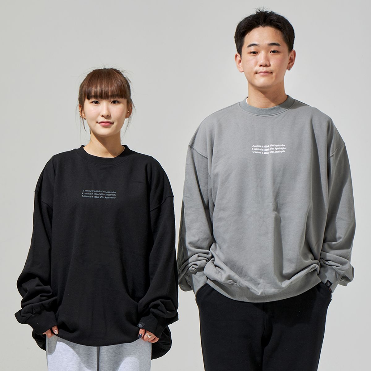 어퍼스트로피 콤마(APOSTROPHE COMMA) CONVEX 센터 로고 스웨트셔츠 (라이트그레이/화이트)