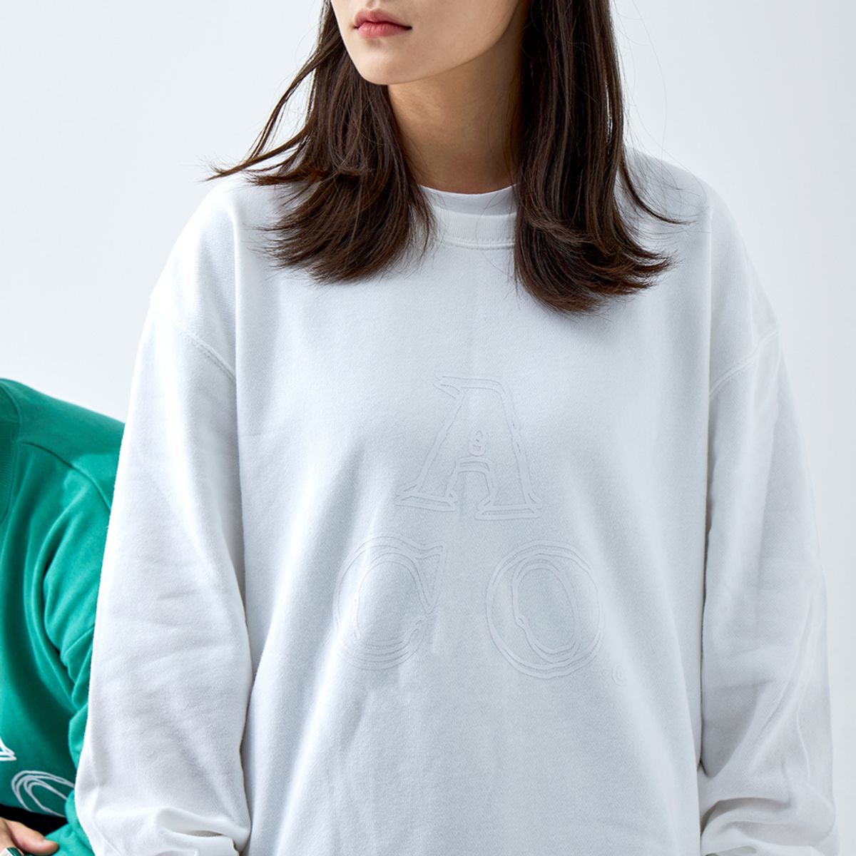 어퍼스트로피 콤마(APOSTROPHE COMMA) ACO 로고 스웨트셔츠 (화이트/화이트)
