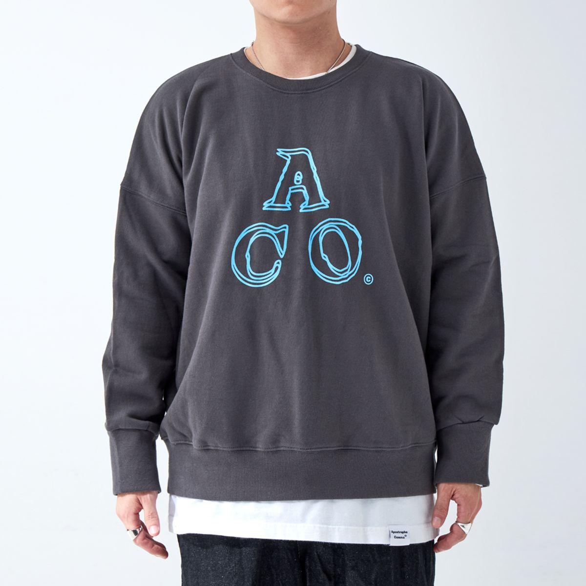 어퍼스트로피 콤마(APOSTROPHE COMMA) ACO 로고 스웨트셔츠 (챠콜/블루)