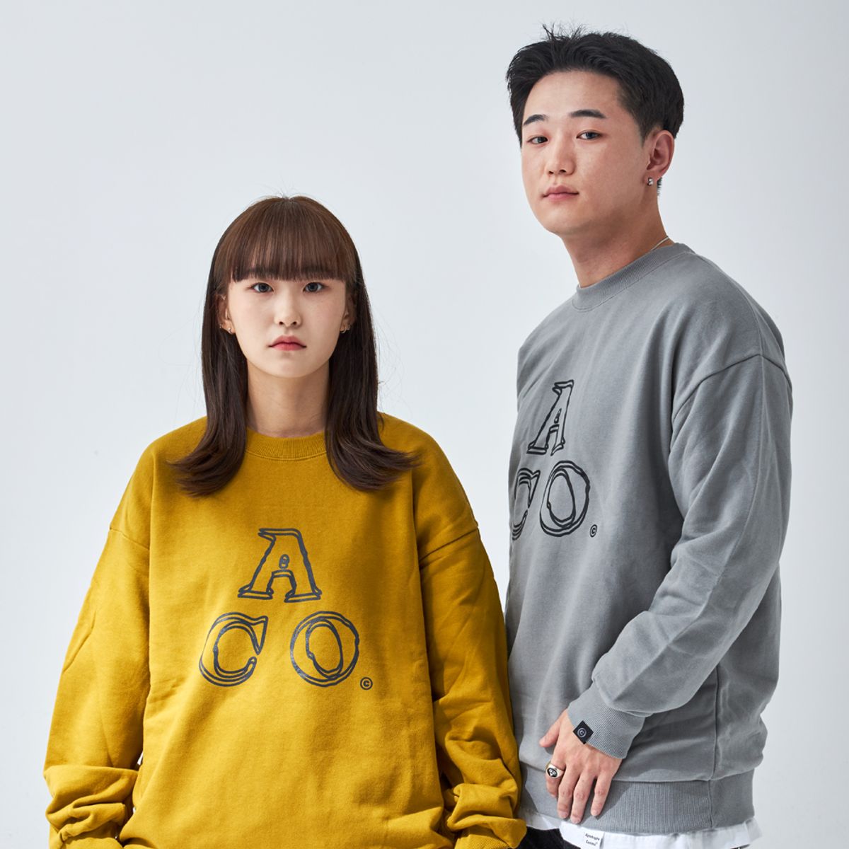 어퍼스트로피 콤마(APOSTROPHE COMMA) ACO 로고 스웨트셔츠 (라이트그레이/블랙)