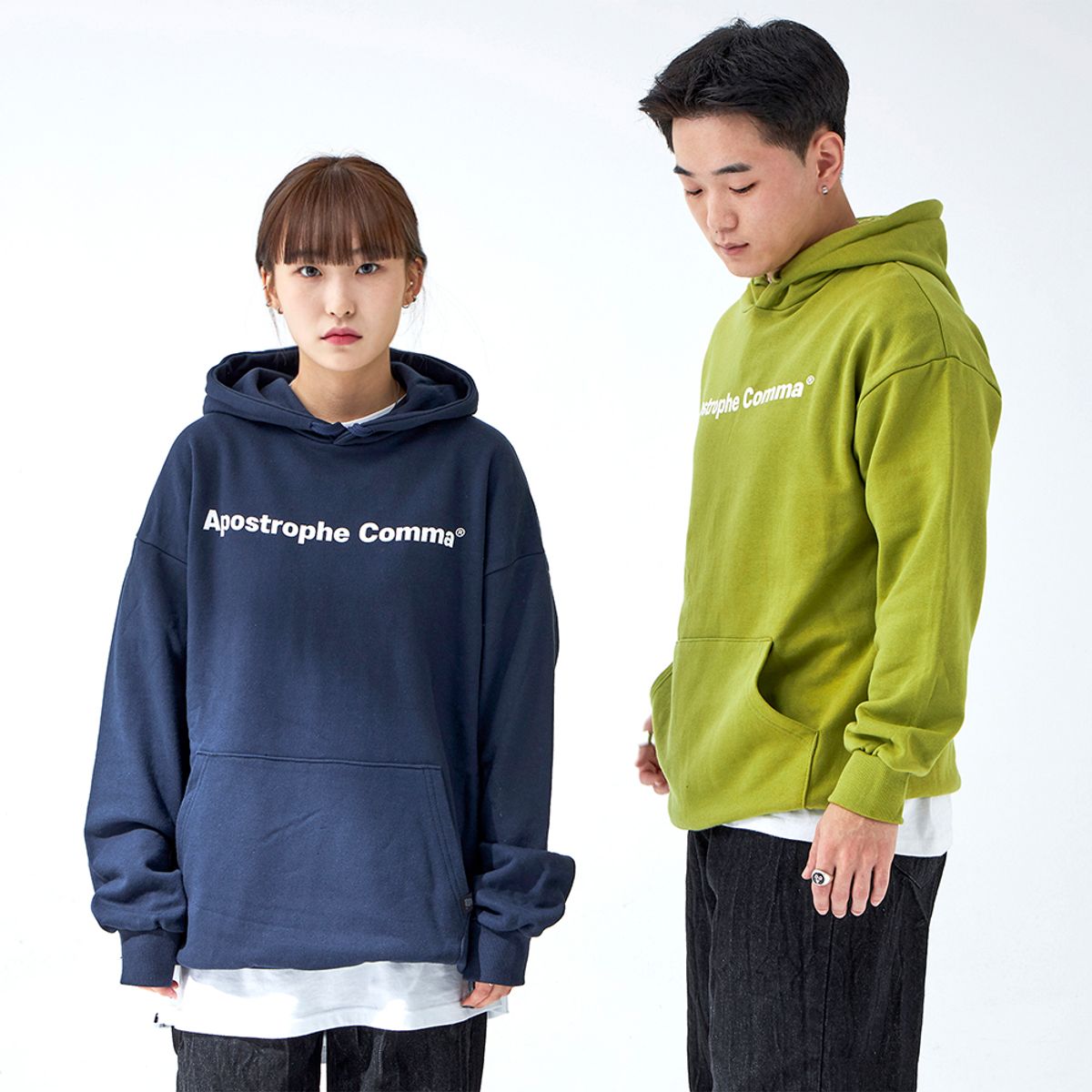 어퍼스트로피 콤마(APOSTROPHE COMMA) 베이직 풀 네임 로고 후디 (네이비/화이트)