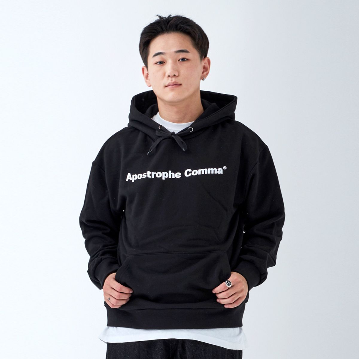 어퍼스트로피 콤마(APOSTROPHE COMMA) 베이직 풀 네임 로고 후디 (블랙/화이트)