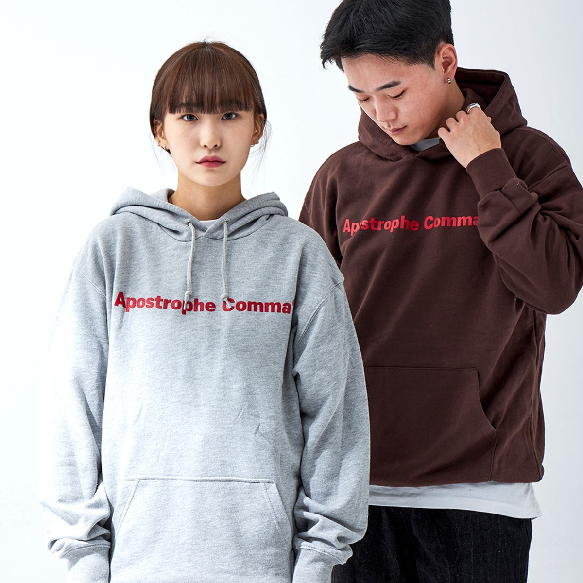 어퍼스트로피 콤마(APOSTROPHE COMMA) 베이직 풀 네임 로고 후디 (그레이/레드)