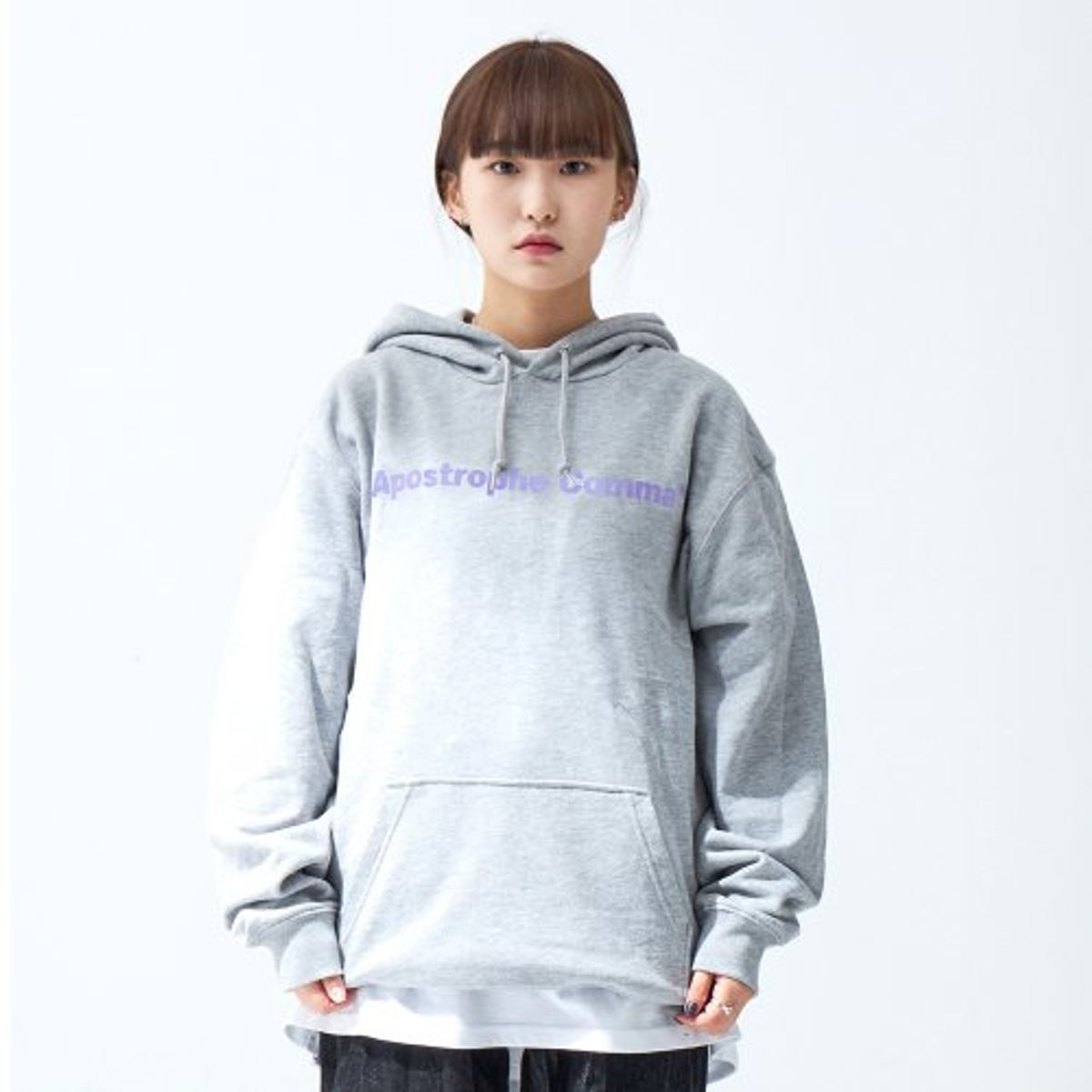 어퍼스트로피 콤마(APOSTROPHE COMMA) 베이직 풀 네임 로고 후디 (그레이/퍼플)
