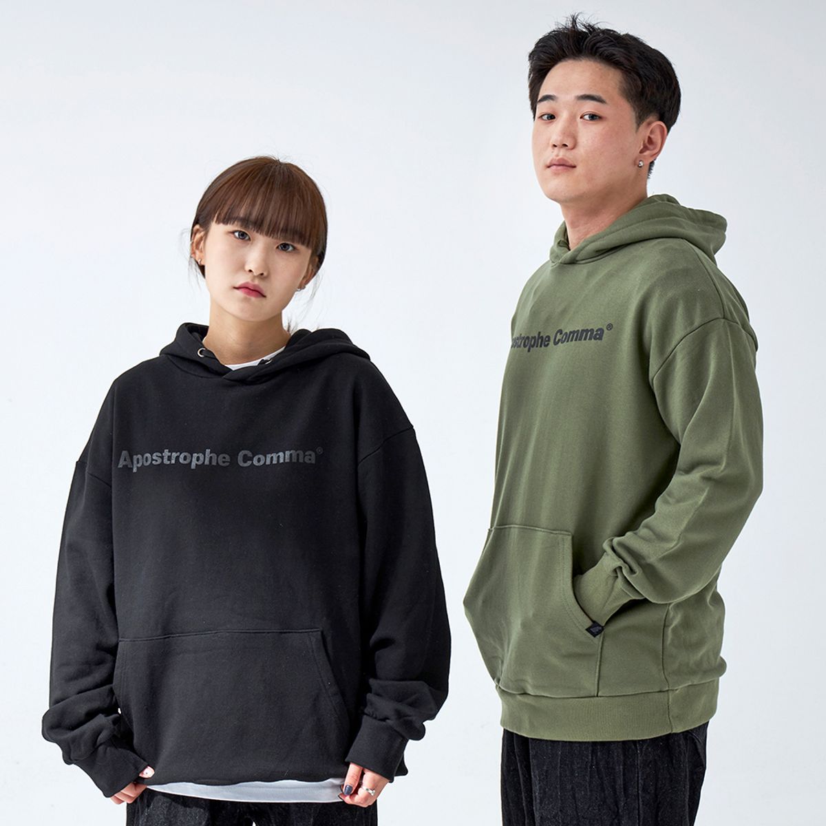 어퍼스트로피 콤마(APOSTROPHE COMMA) 베이직 풀 네임 로고 후디 (카키/블랙)