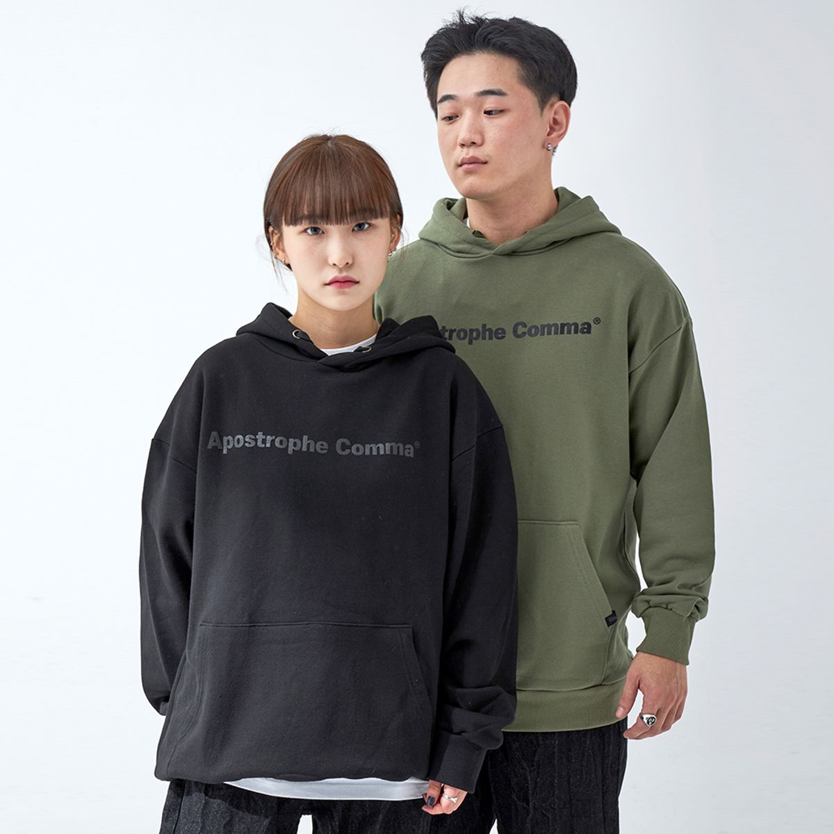 어퍼스트로피 콤마(APOSTROPHE COMMA) 베이직 풀 네임 로고 후디 (블랙/블랙)