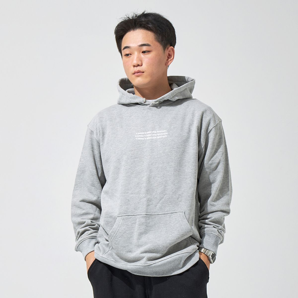 어퍼스트로피 콤마(APOSTROPHE COMMA) CONVEX 센터 로고 후디 (그레이/화이트)