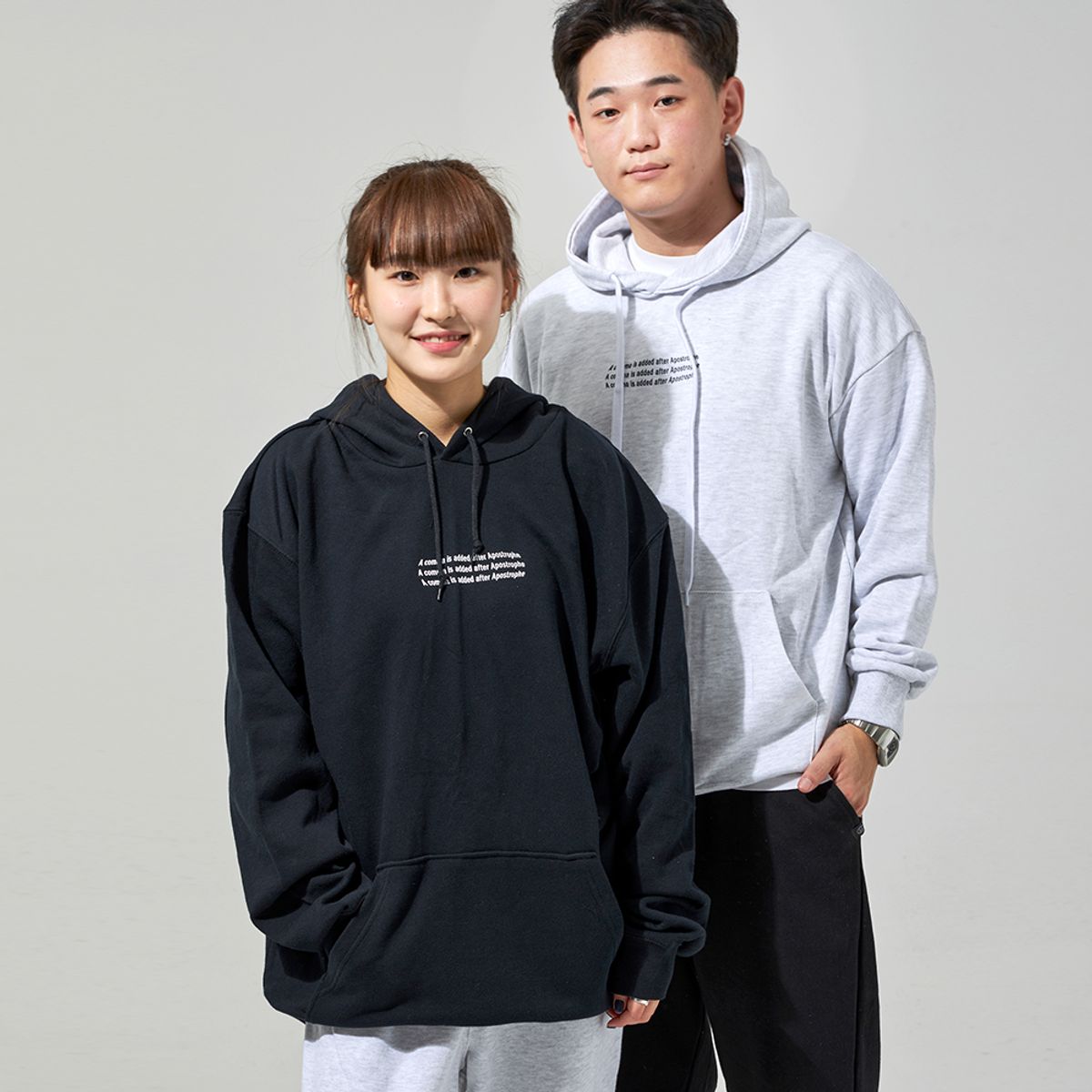 어퍼스트로피 콤마(APOSTROPHE COMMA) CONVEX 센터 로고 후디 (블랙/화이트)