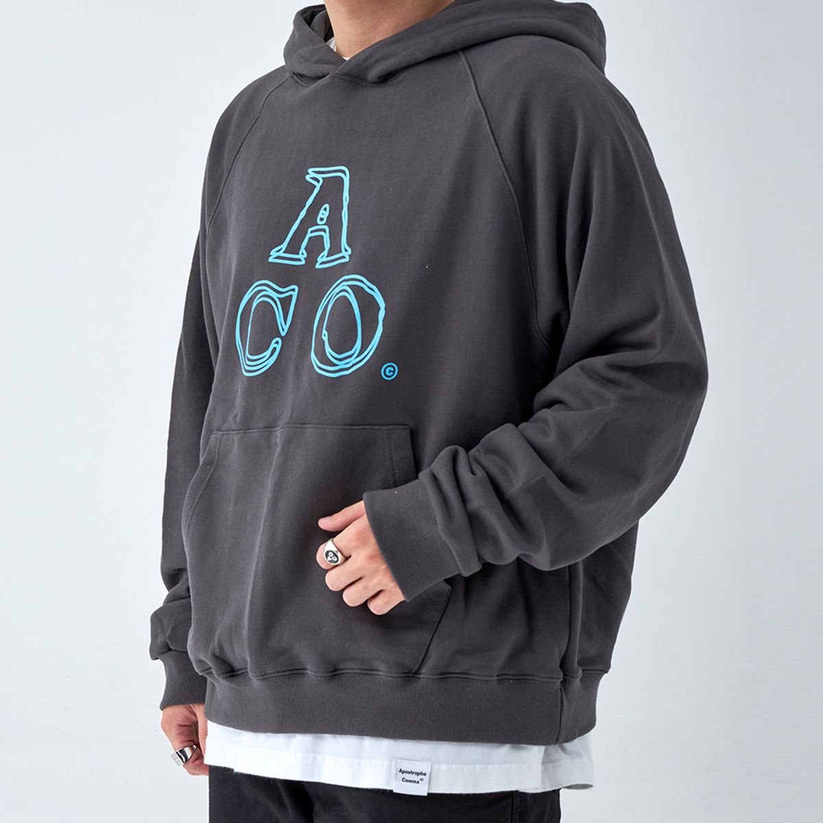 어퍼스트로피 콤마(APOSTROPHE COMMA) ACO 로고 후디 (챠콜/블루)