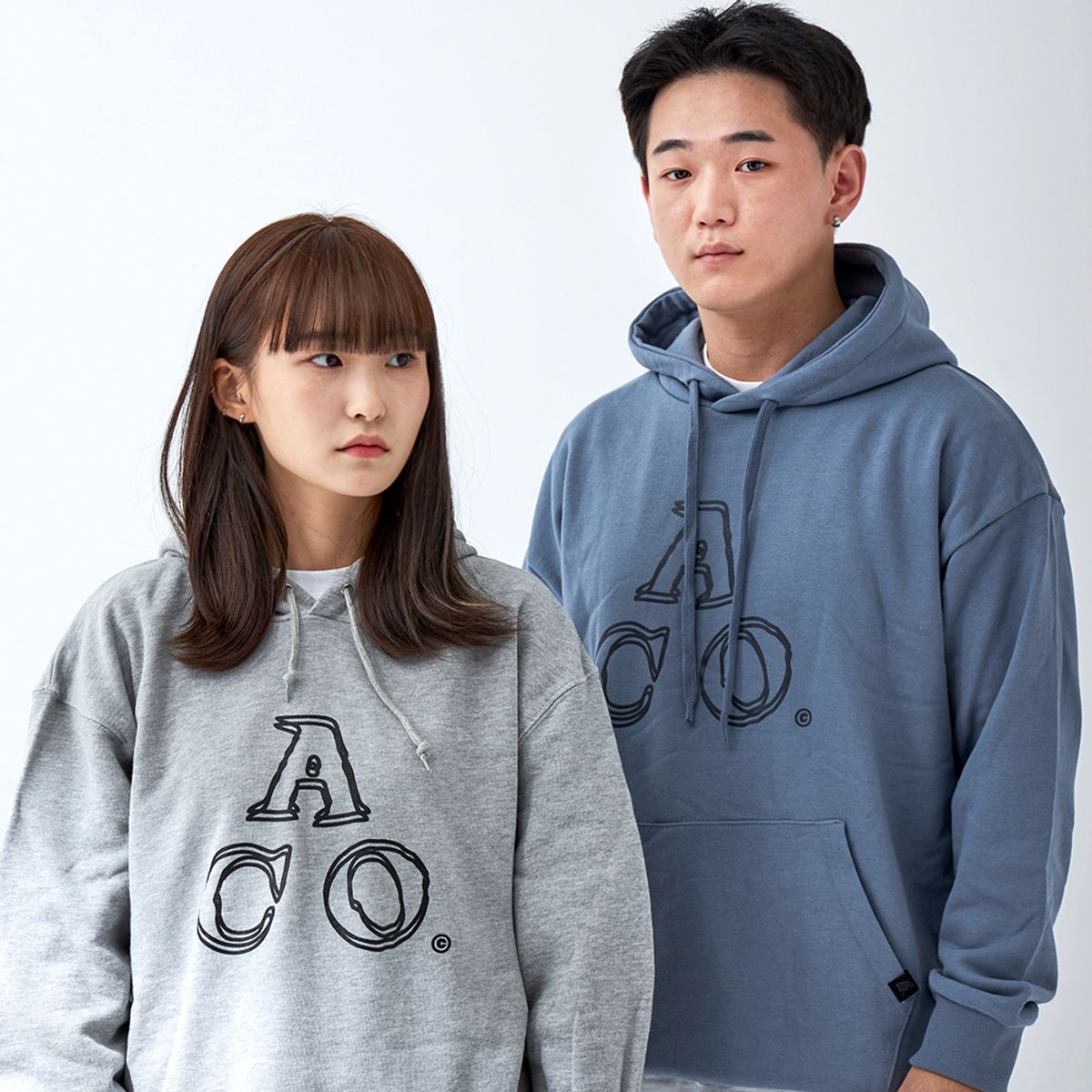어퍼스트로피 콤마(APOSTROPHE COMMA) ACO 로고 후디 (소라/챠콜)