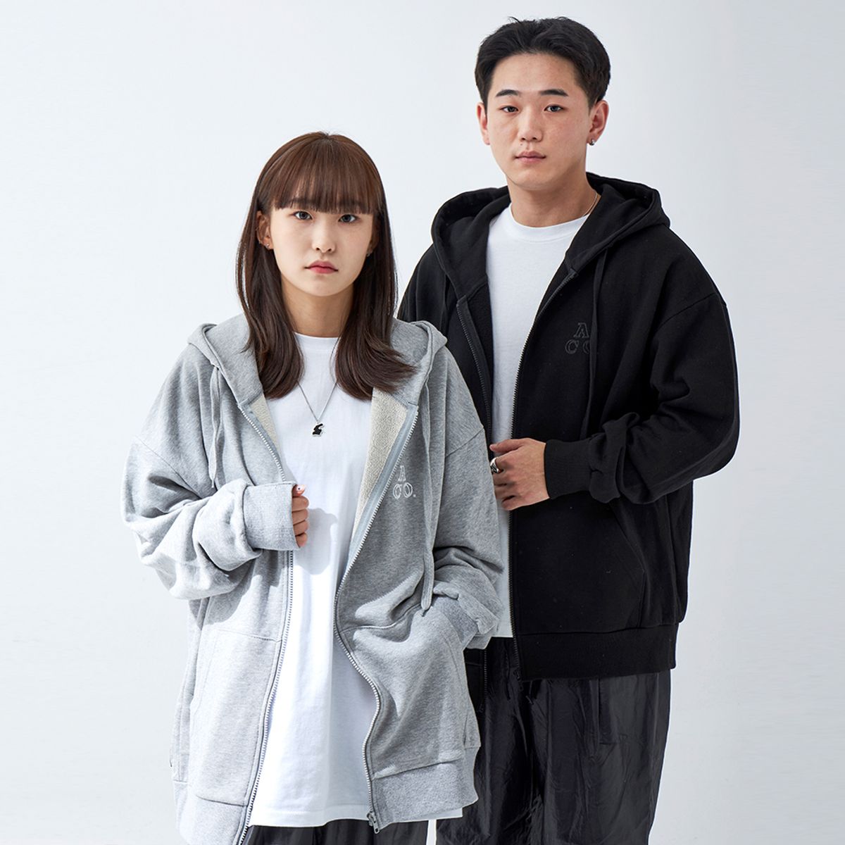 어퍼스트로피 콤마(APOSTROPHE COMMA) 더블 ACO 로고 후디 집업 (그레이/화이트)