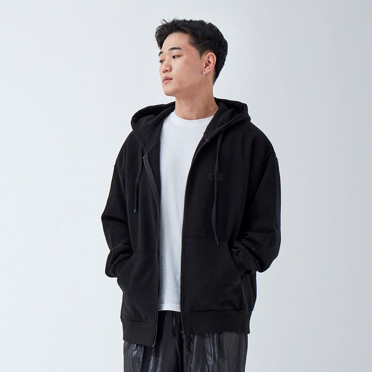 어퍼스트로피 콤마(APOSTROPHE COMMA) 더블 ACO 로고 후디 집업 (블랙/블랙)
