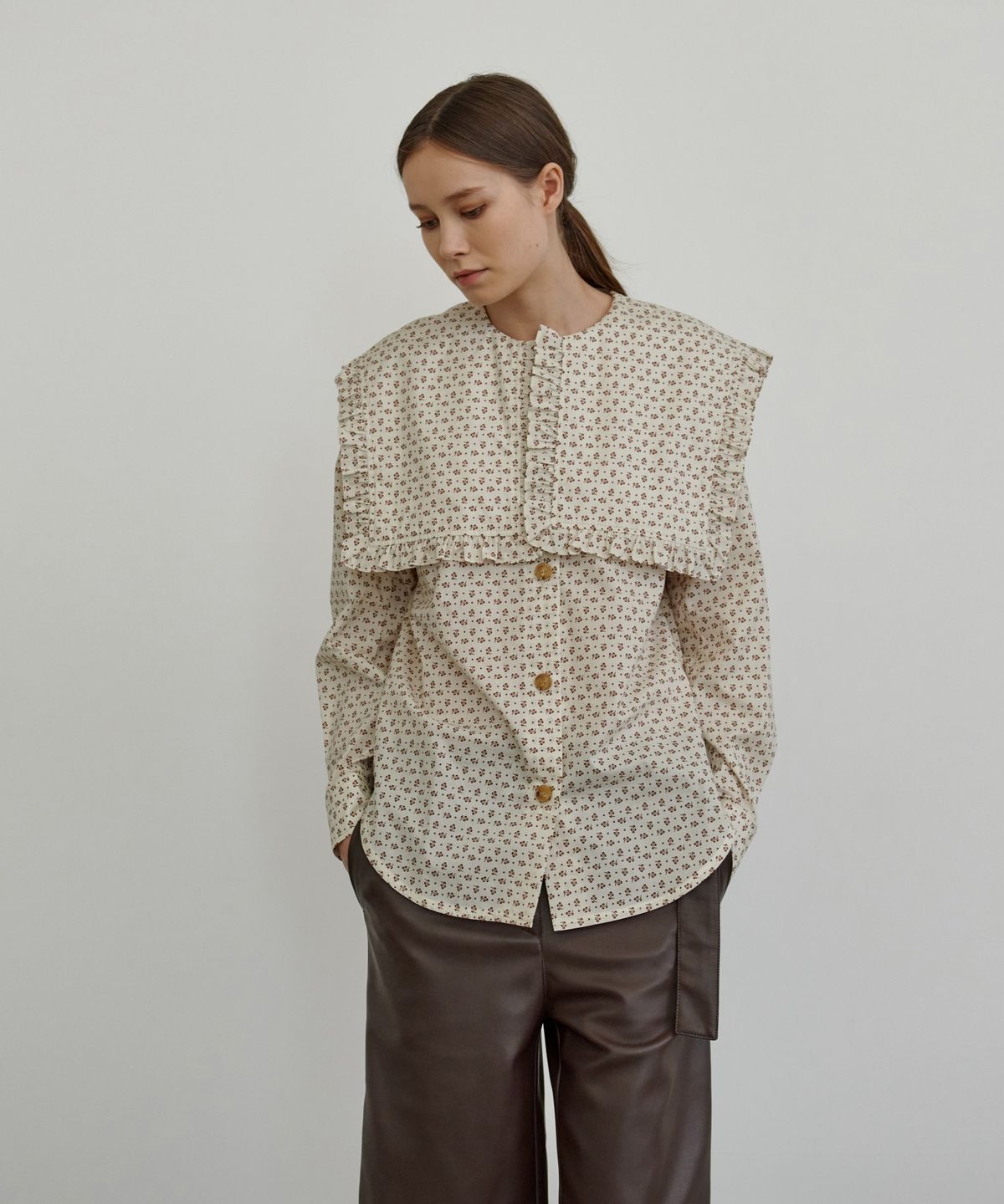 미테(MITTE) RUFFLE SAILOR COLLOR BLOUSE_BROWN FLOWER