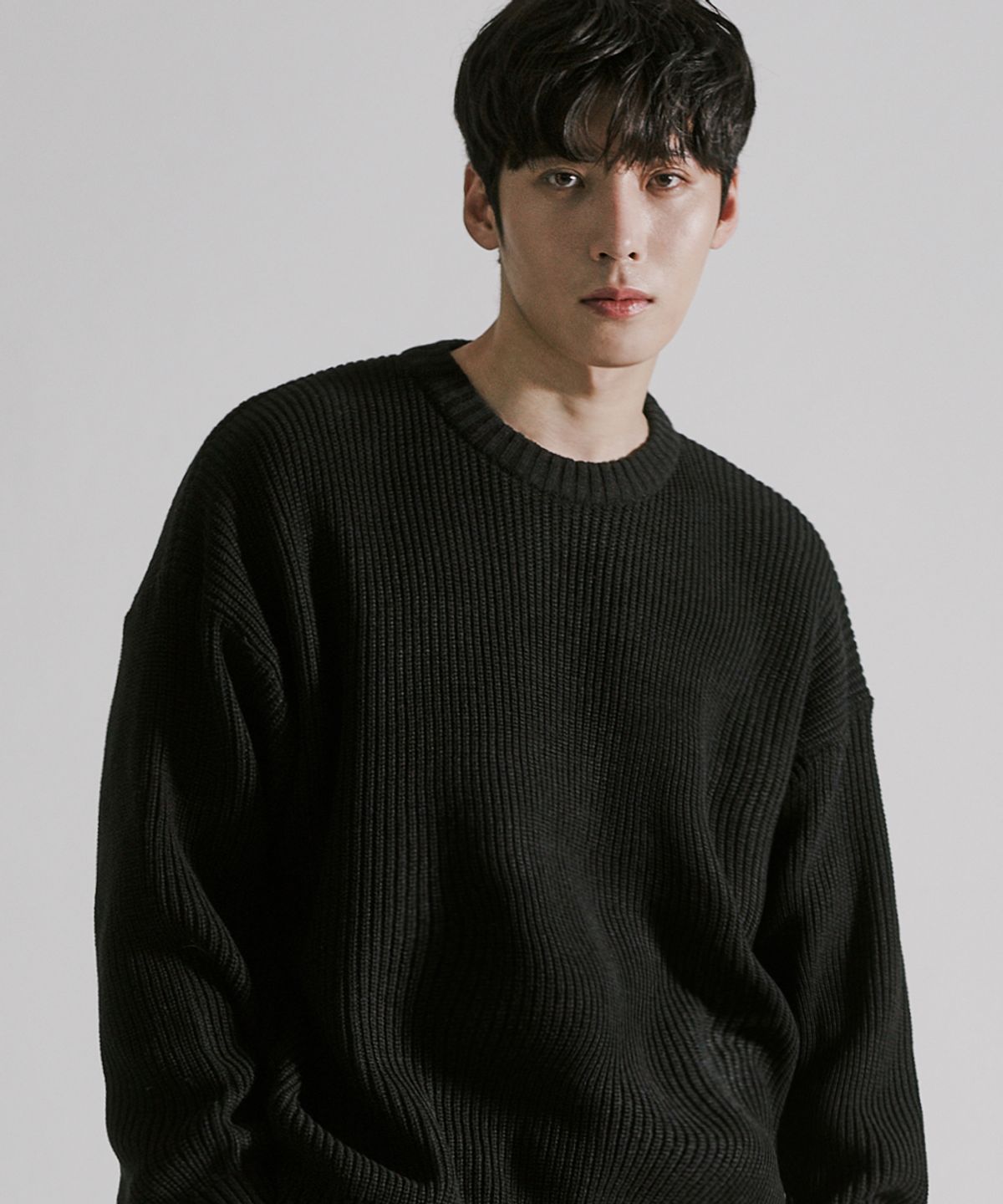 미니멀코드(MINIMALCODE) 소프트 필링 세미오버 라운드 니트 블랙