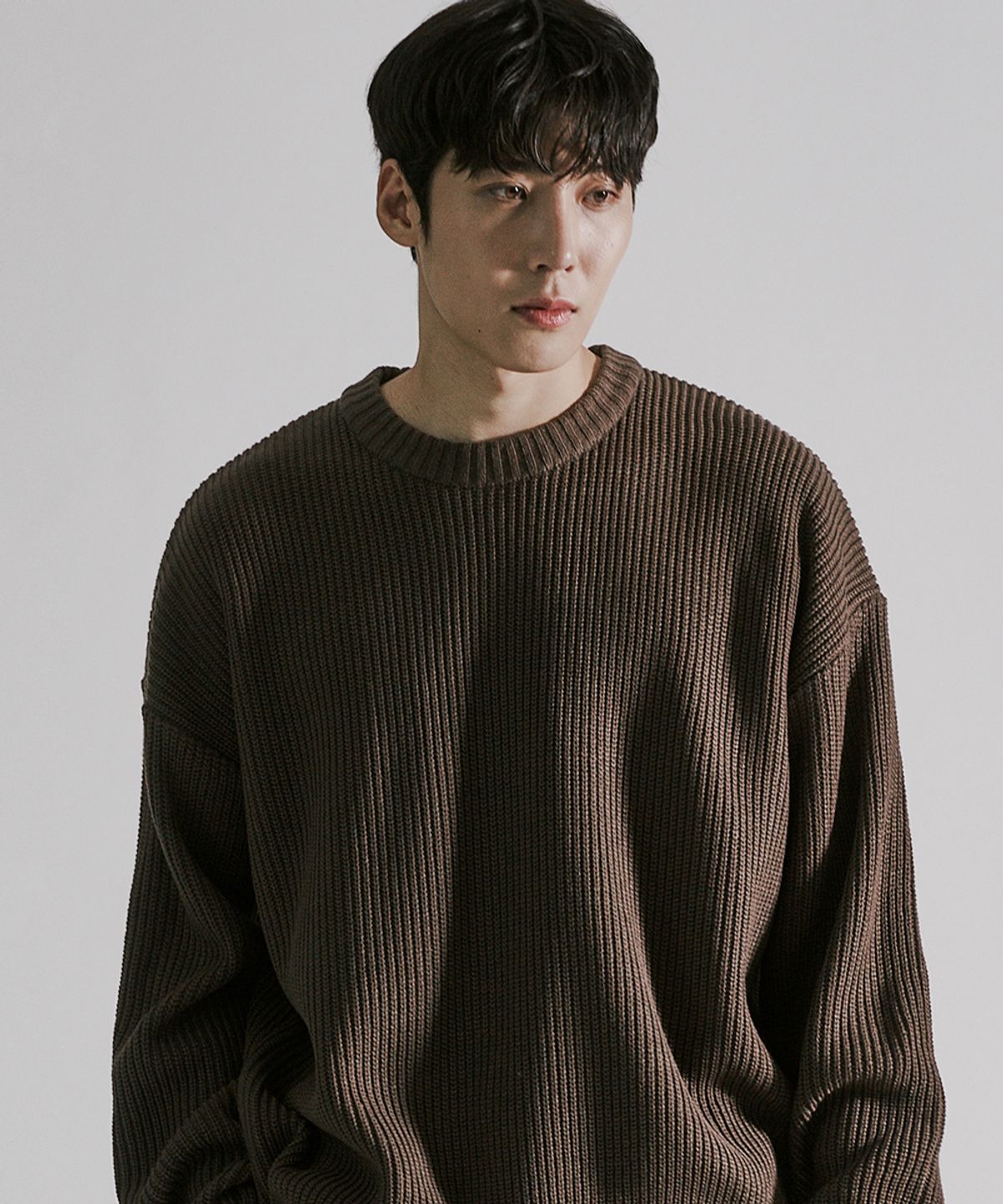 미니멀코드(MINIMALCODE) 소프트 필링 세미오버 라운드 니트 초코브라운