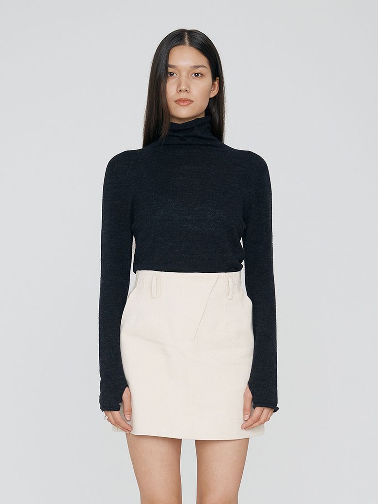 FINGER HOLE TURTLE NECK - BLACK