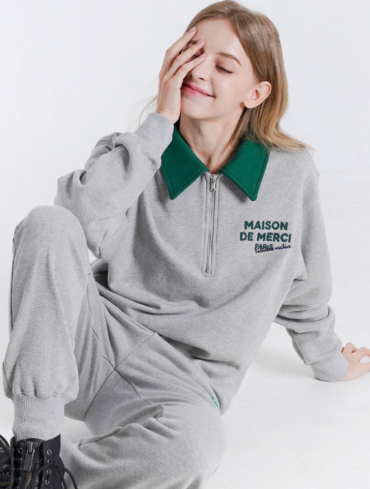 라 메종 스튜디오(LA MAISON STUDIO) UNISEX 레귤러핏 MAISON체인자수 반집업 멜란그레이(FCB3TS322M)