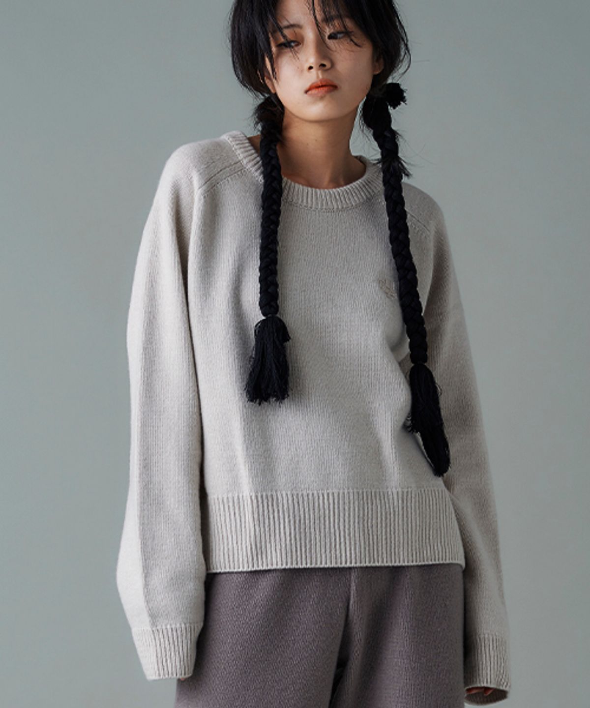 로희어패럴(ROHEE APPAREL) 로고 포인트 라운드넥 니트