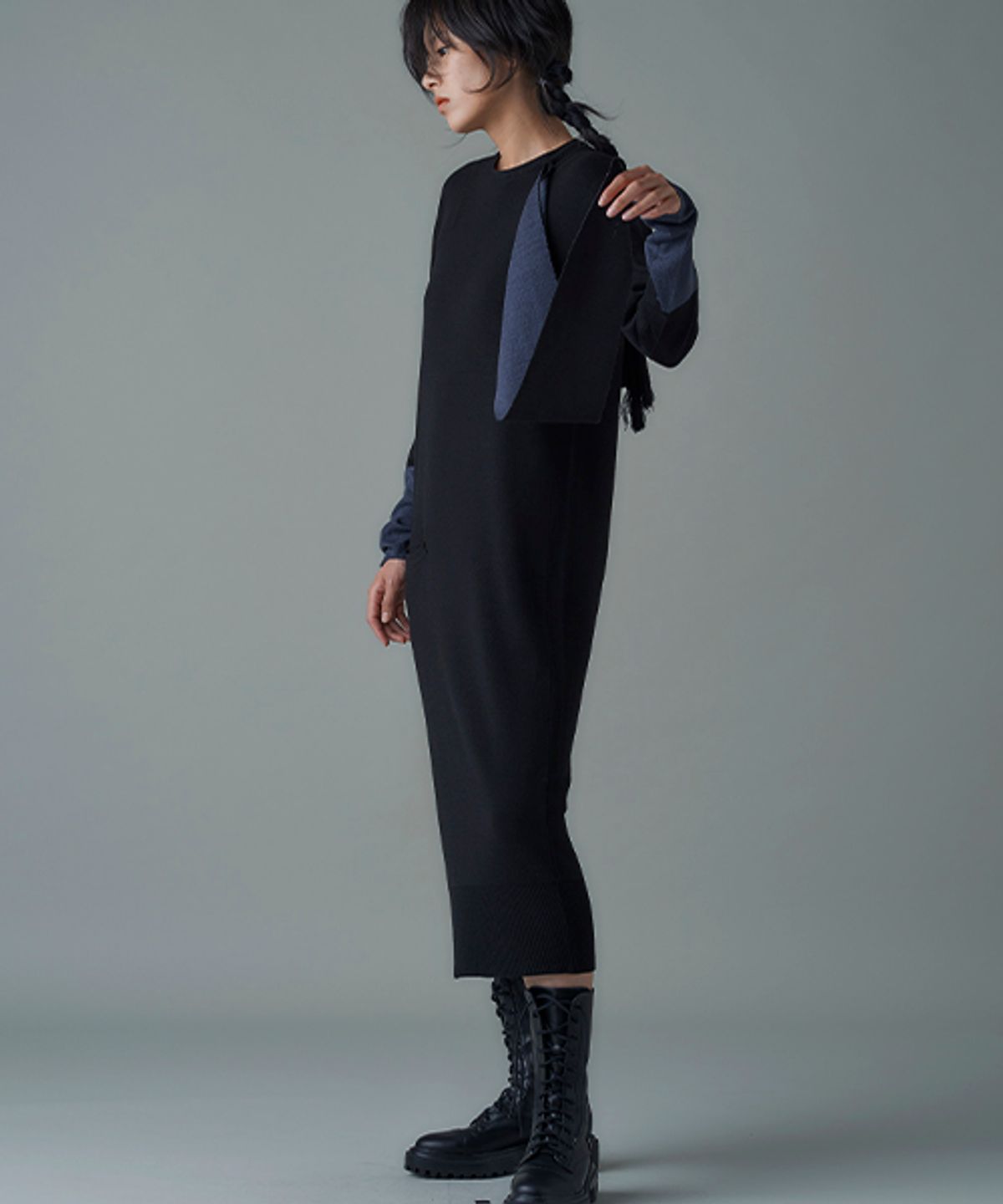 로희어패럴(ROHEE APPAREL) 머플러 포인트 니트 원피스 / 블랙