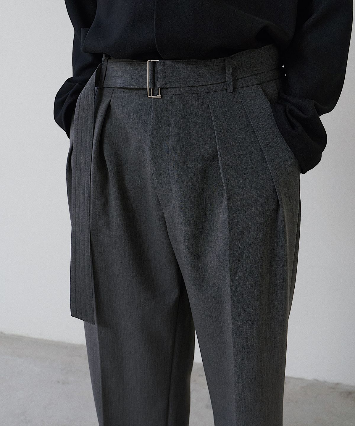 다로(DARO) Belted two tuck Trousers in Stone Grey