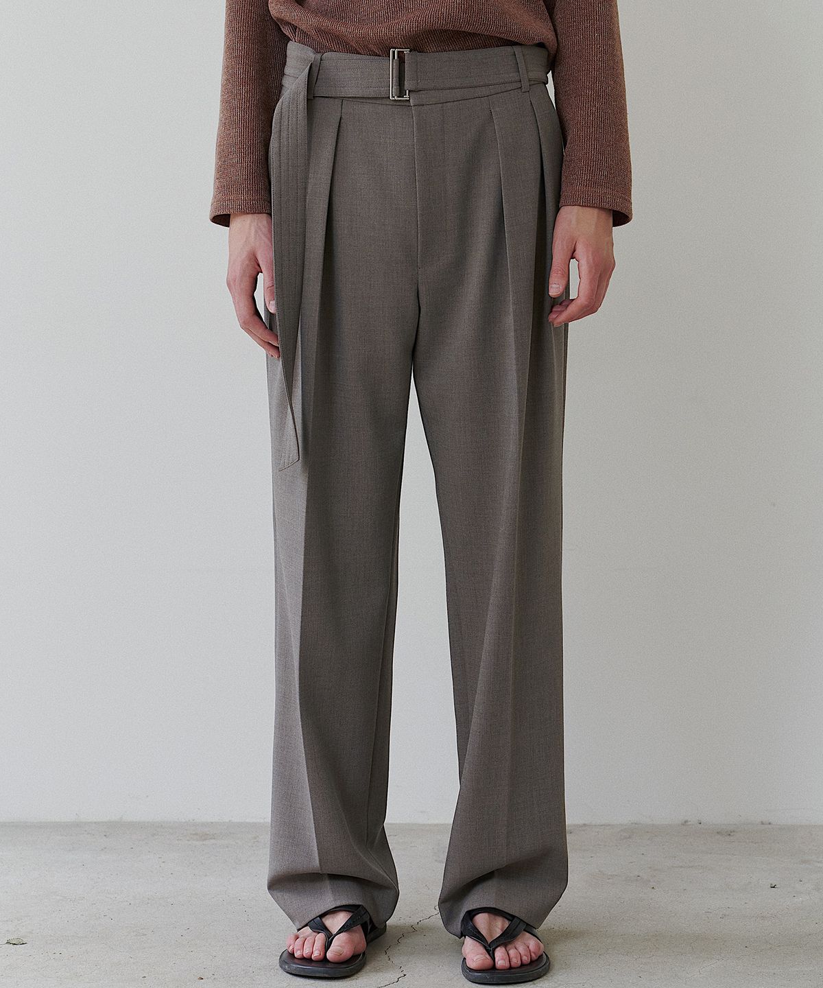 다로(DARO) Belted two tuck Trousers in Warm Grey
