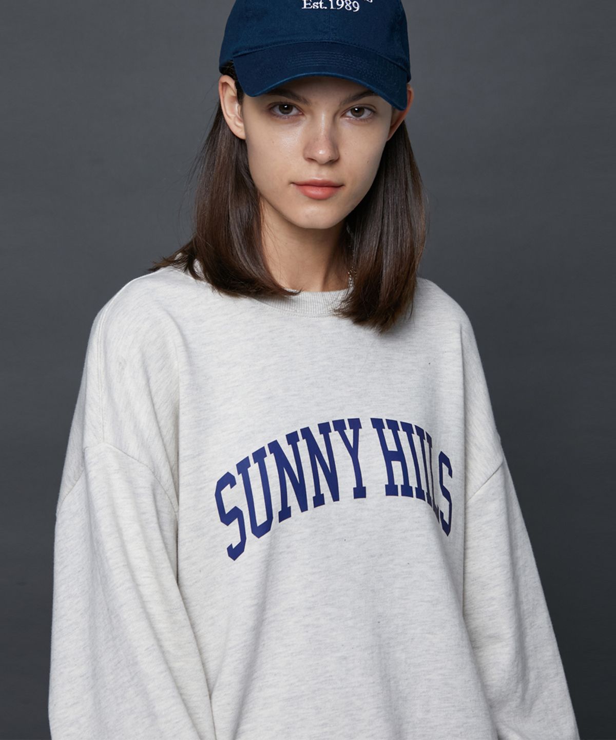 스텝온리(STAFFONLY) SUNNY HILLS ARCH SWEATSHIRTS (MELANGE IVORY)