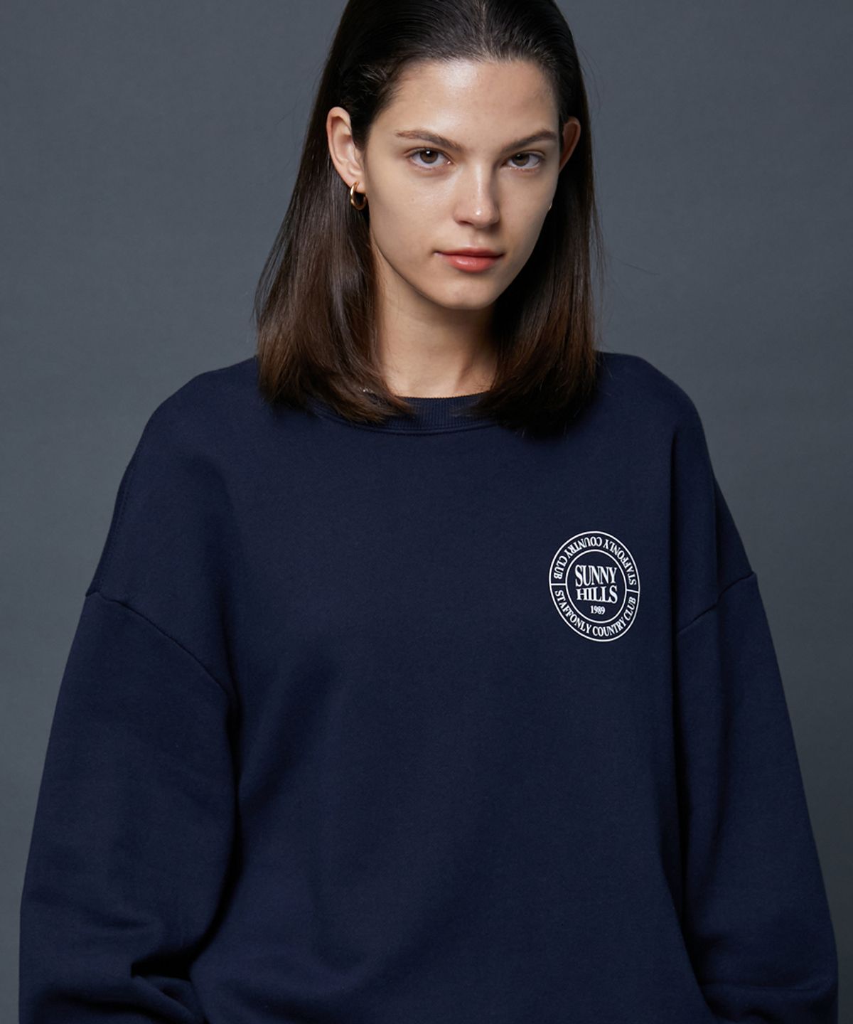 스텝온리(STAFFONLY) SUNNY HILLS S-LOGO SWEATSHIRTS (NAVY)