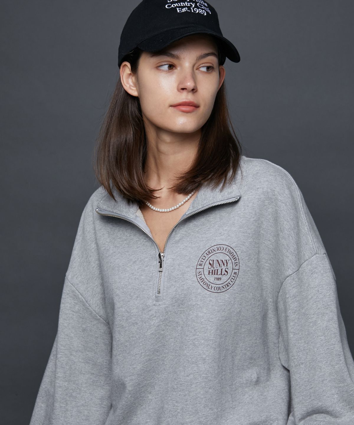 스텝온리(STAFFONLY) SUNNY HILLS LOGO HALF ZIP-UP (MELANGE GREY)