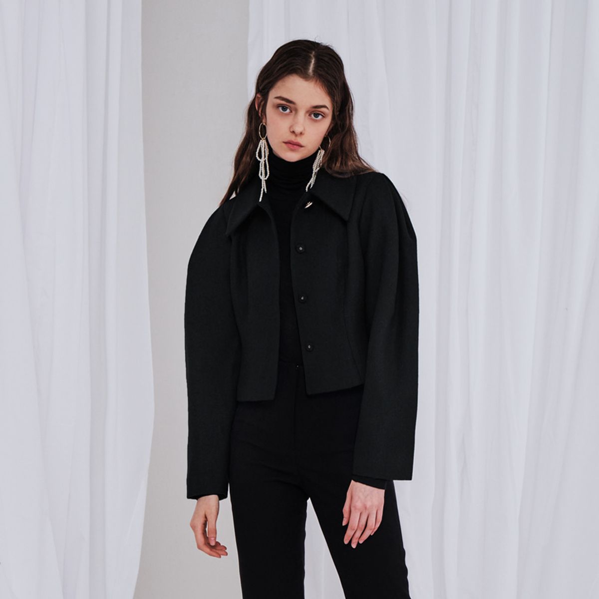 메이크어토스트(MAKE A TOAST) POINTED BUTTON PUFF SHORT JACKET BLACK