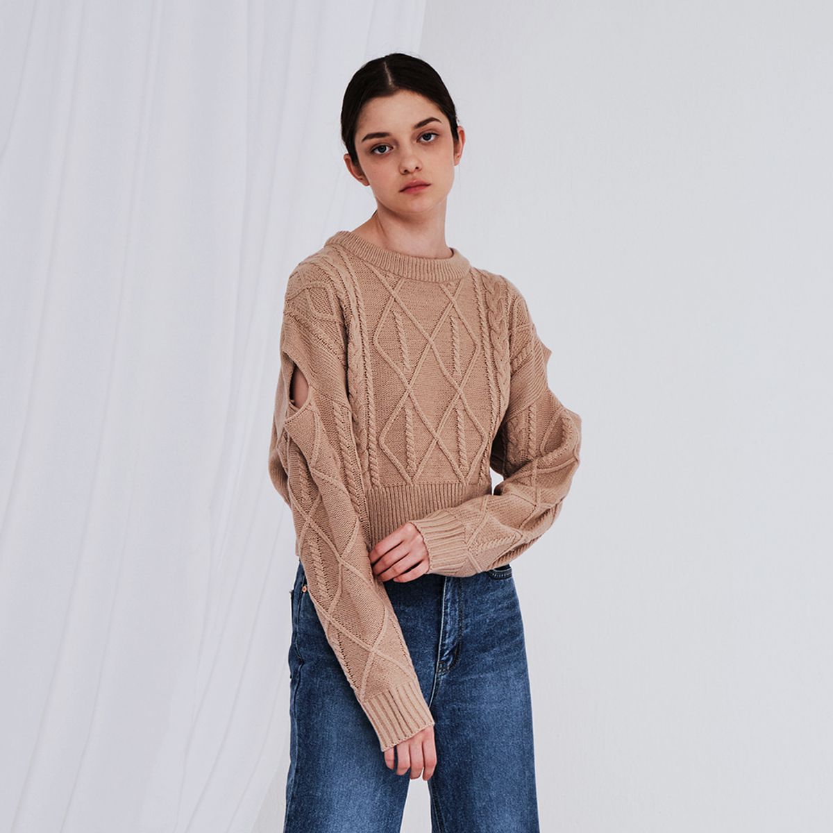 메이크어토스트(MAKE A TOAST) OPEN SHOULDER SHORT KNIT BEIGE