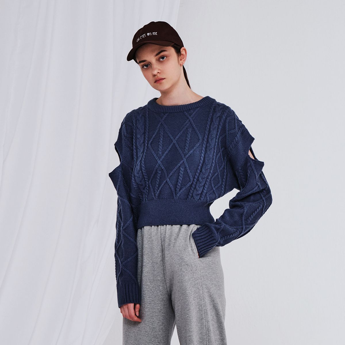 메이크어토스트(MAKE A TOAST) OPEN SHOULDER SHORT KNIT BLUE
