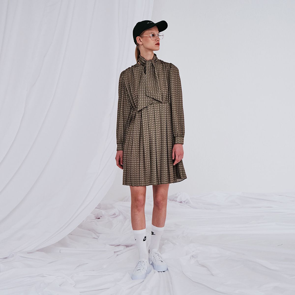 메이크어토스트(MAKE A TOAST) PLEATS MINI ONE PIECE PRINTED KHAKI