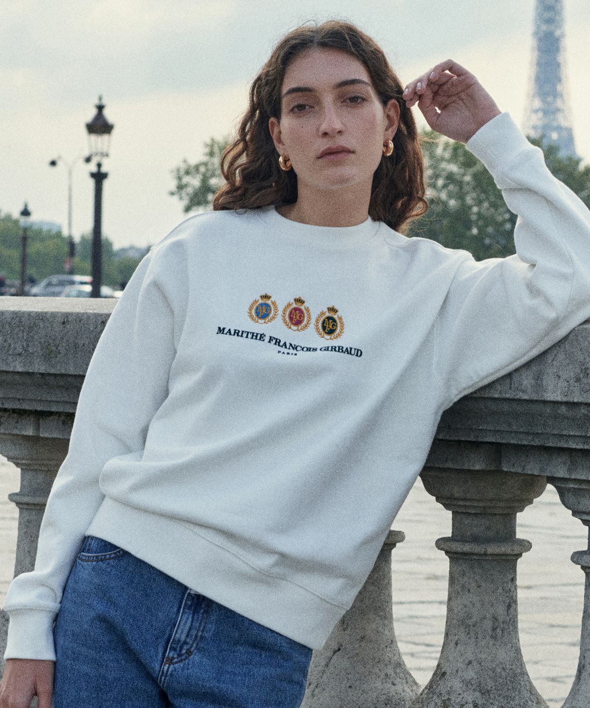 마리떼 프랑소와 저버(MARITHÉ + FRANҪOIS GIRBAUD) MARITHE CREST LOGO SWEATSHIRT off white