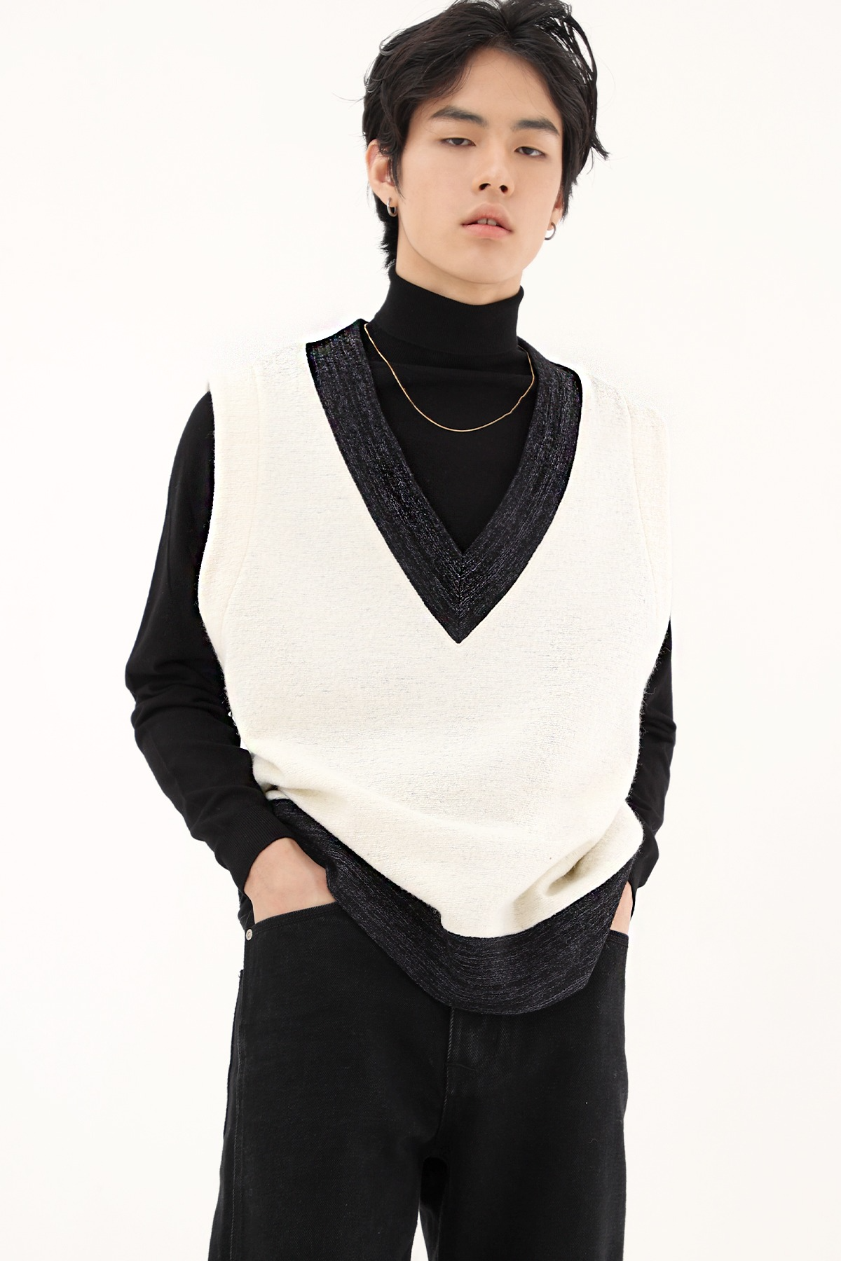 디메이든(DEMADEN) UNISEX MAN 펜시 브이넥 트위드 울 베스트 아이보리/네이비
