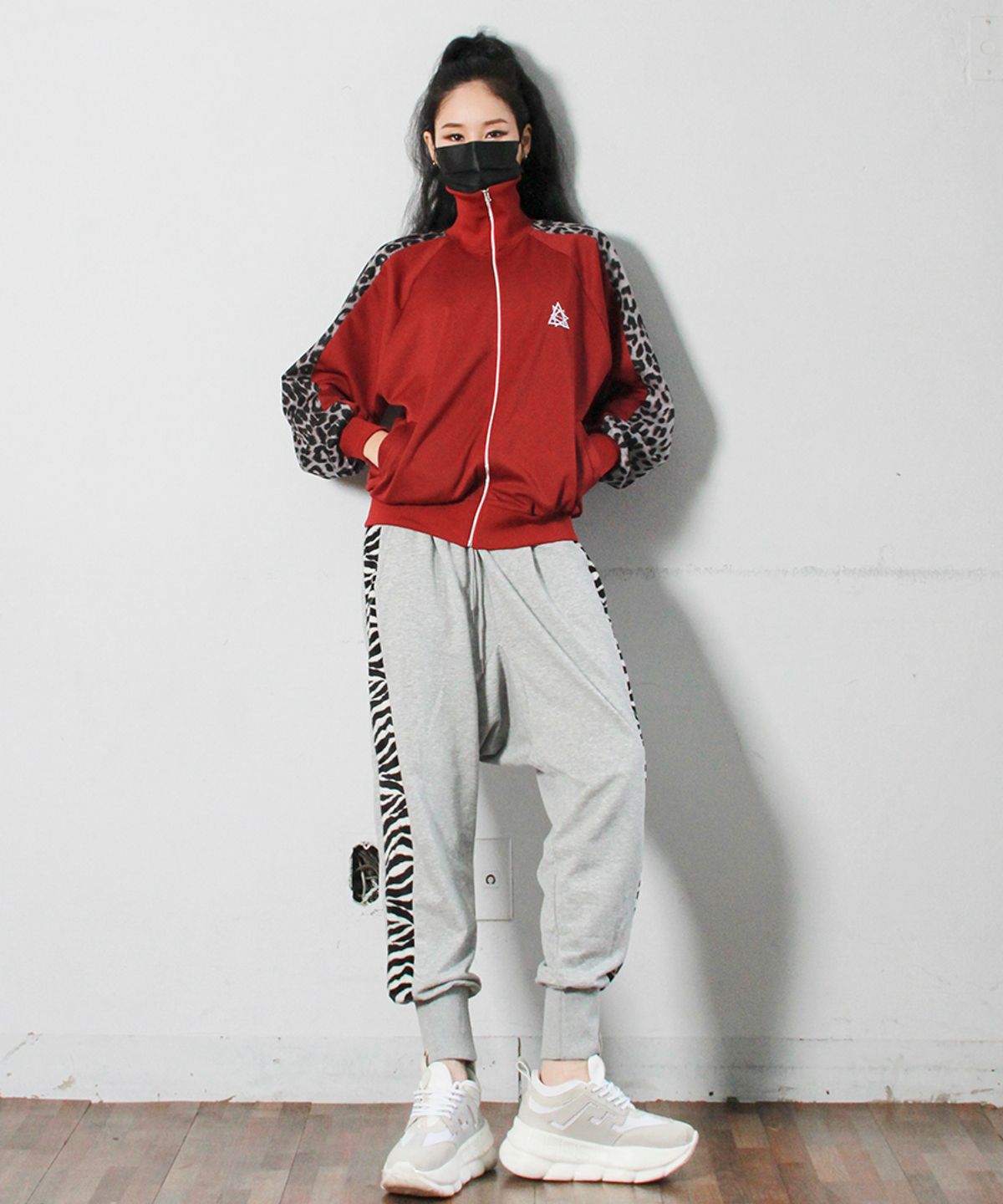 드마크(DEMARC) 지브라 리얼배기 조거팬츠 그레이