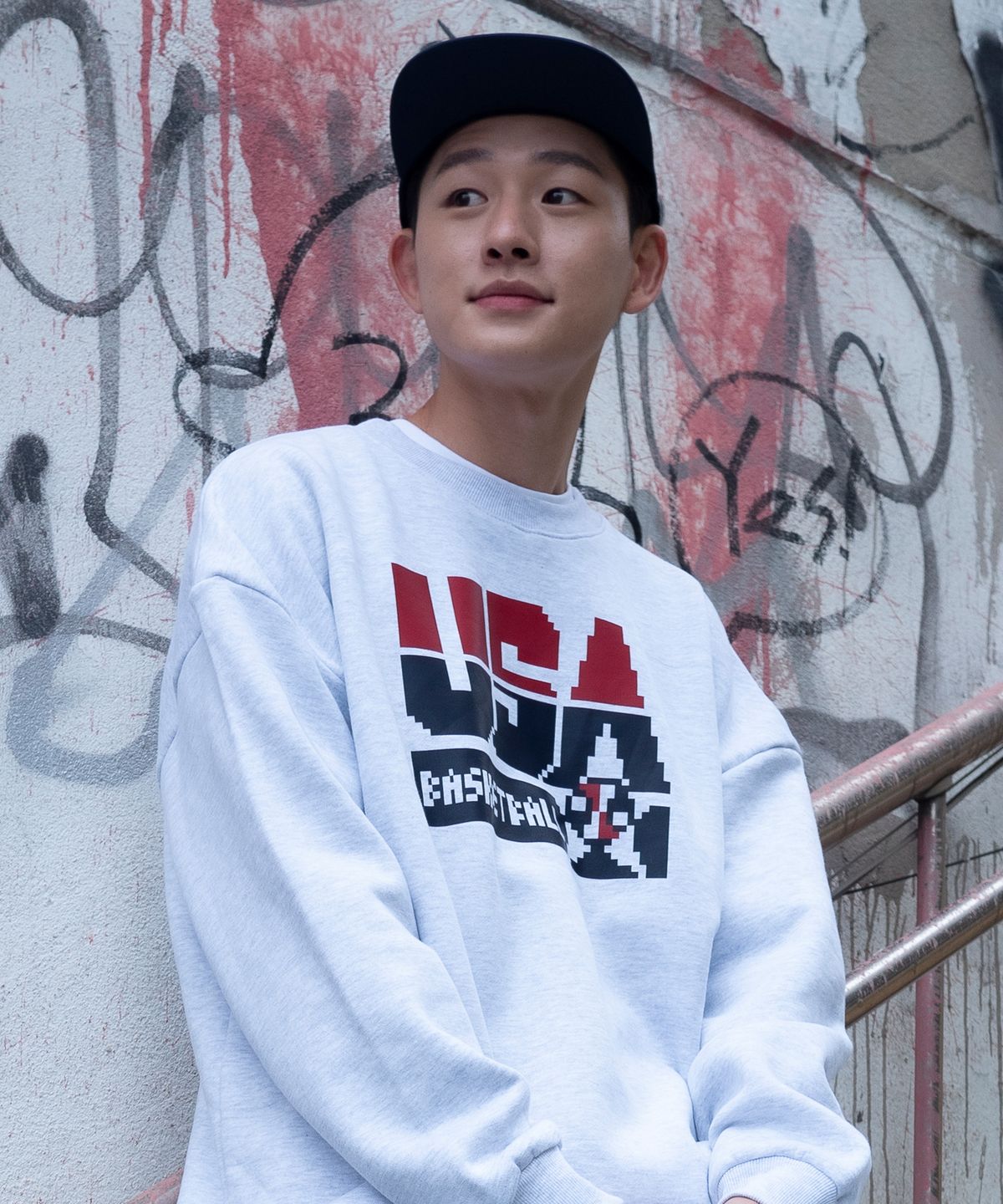 스터프(STUFF) 스터프x주재범 픽셀 디티 로고 맨투맨 라이트그레이