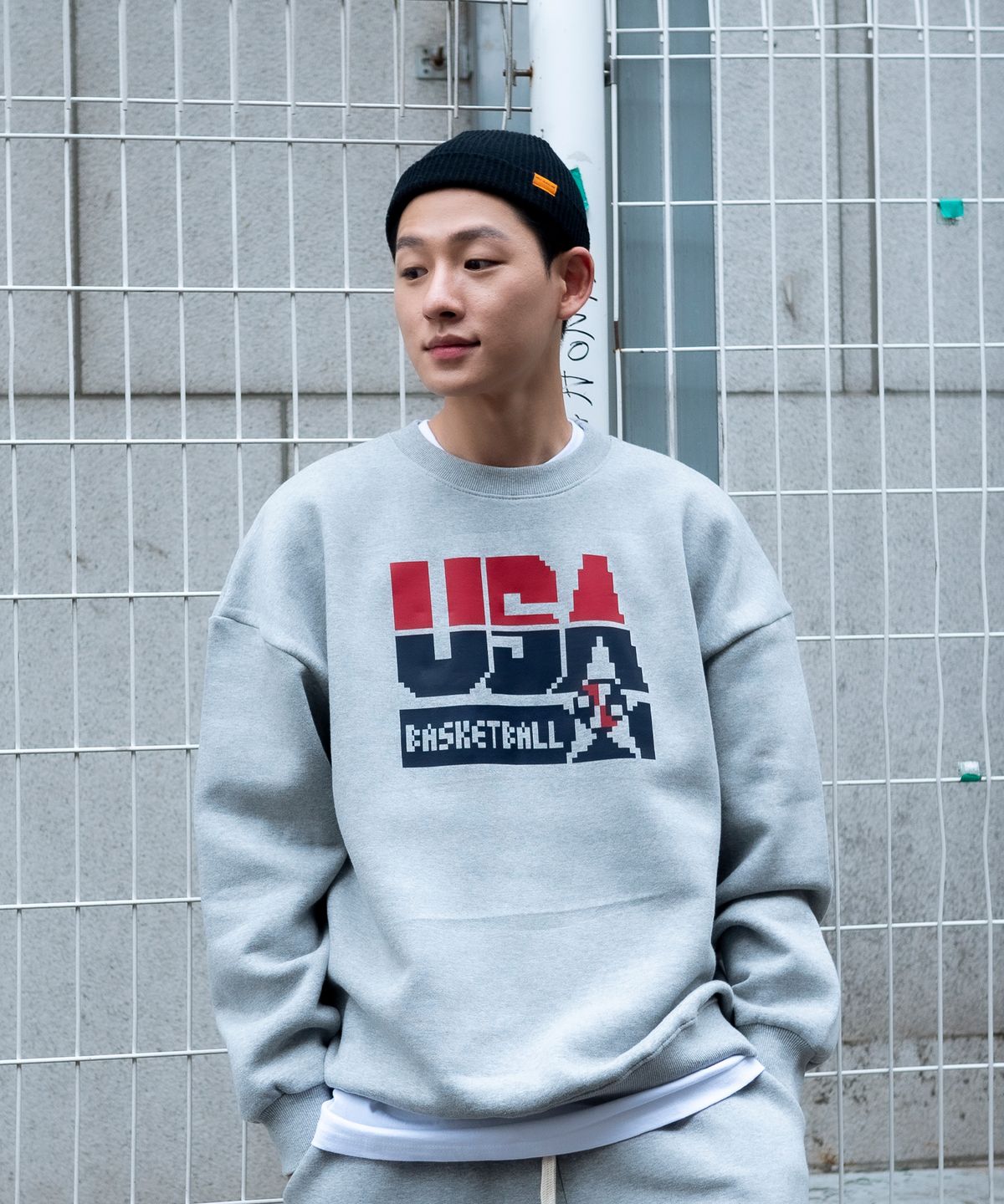 스터프(STUFF) 스터프x주재범 픽셀 디티 로고 맨투맨 그레이