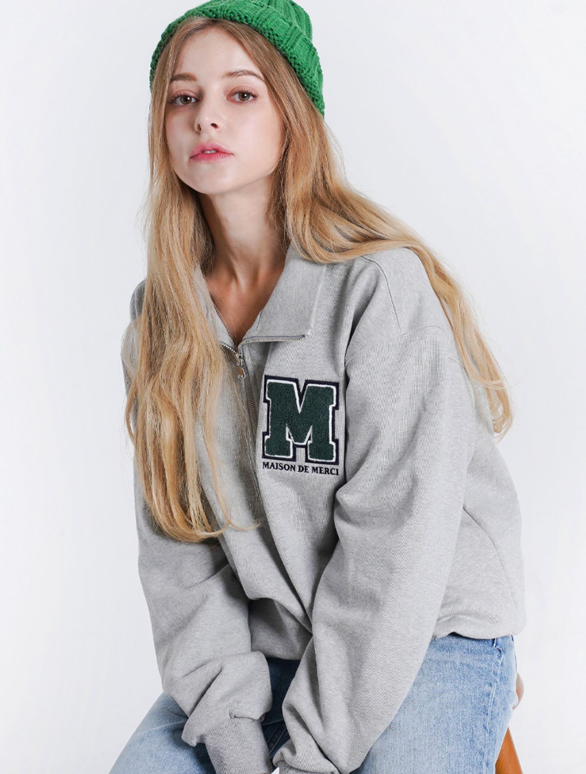 라 메종 스튜디오(LA MAISON STUDIO) UNISEX 루즈핏 로고자수 반집업 멜란그레이(FCB3TS324M)