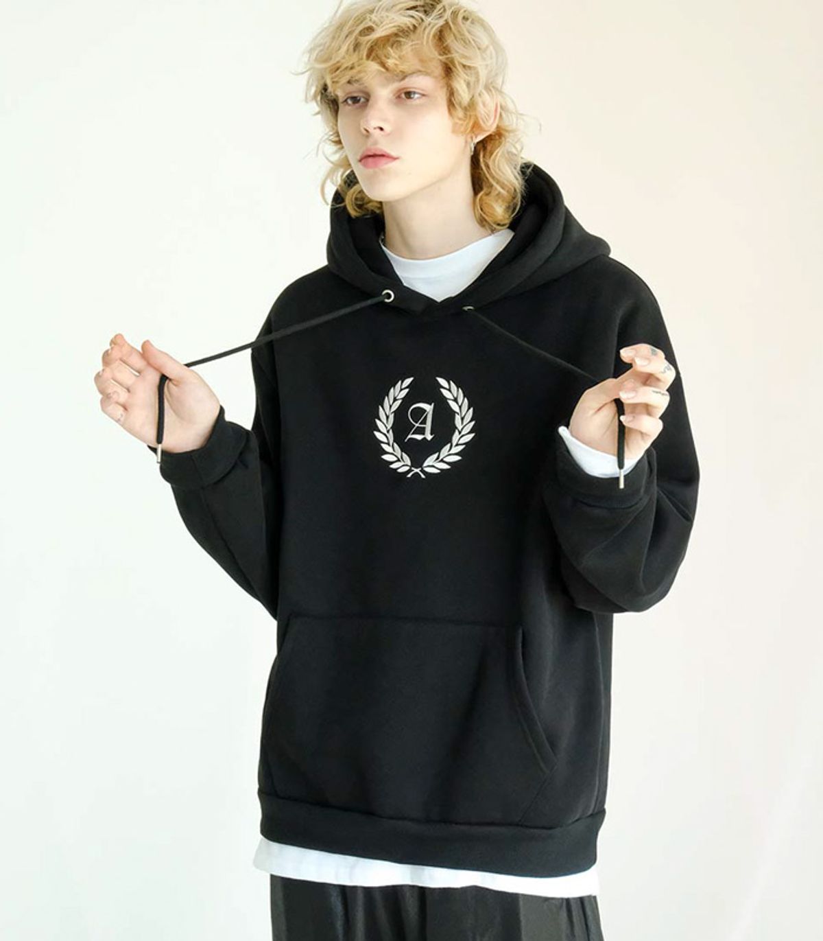 어반드레스(AVANDRESS) IRON LAUREL OVERSIZED HOODIE BLACK