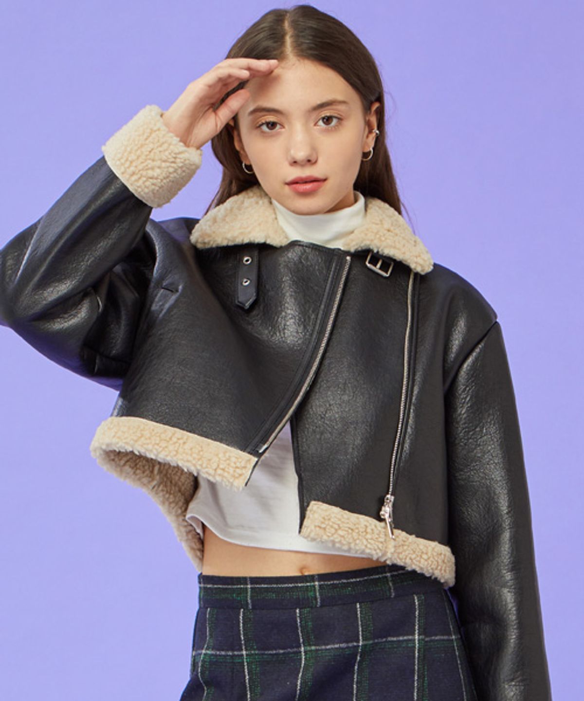 콜릿(KOLEAT) WOMEN 크롭 오버핏 B-3 무스탕 플리스 자켓 Black_Beige