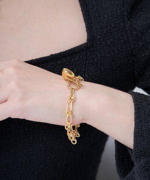 BOLD GOLD HEART BRACELET